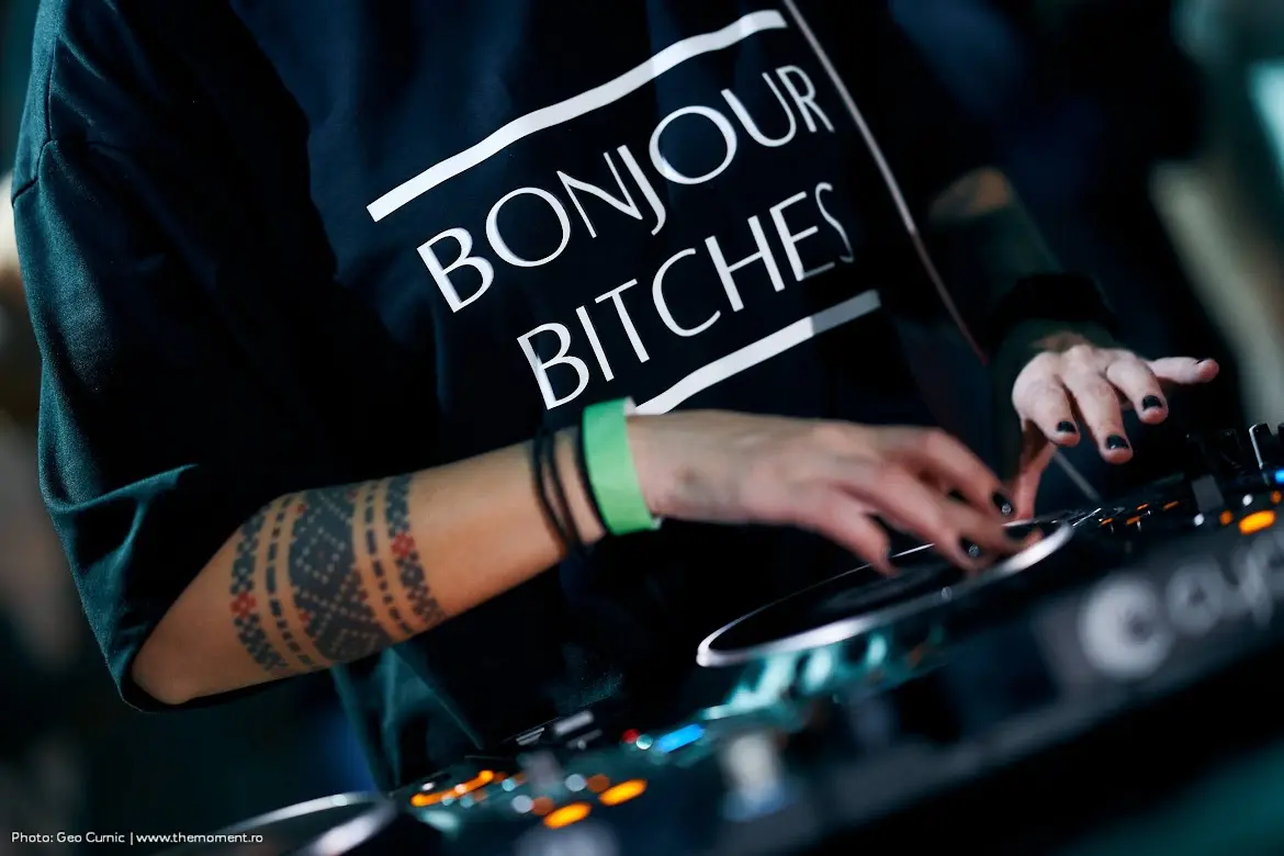 Bonjour Bitches - Unisex T-Shirt - Image 3